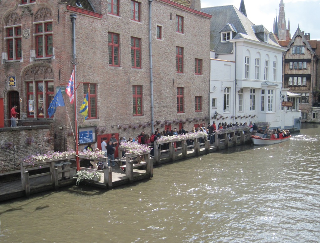 23- Bruges- un punto di imbarco per il giro in barca lungo i canali- nei pressi(casa Bianca) c'è il ristorante Due De Bourgogne